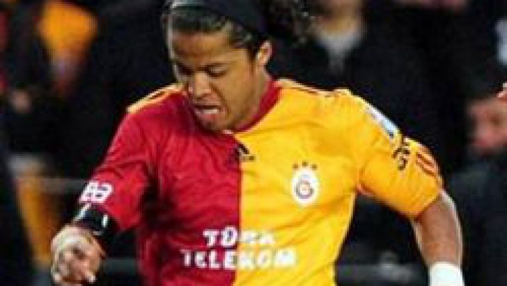 Dos Santos Fener’le flörtte!