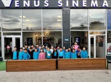 Başkan Bekir Aydın’dan Koç İlkokulu Öğrencilerine Sinema Hediyesi