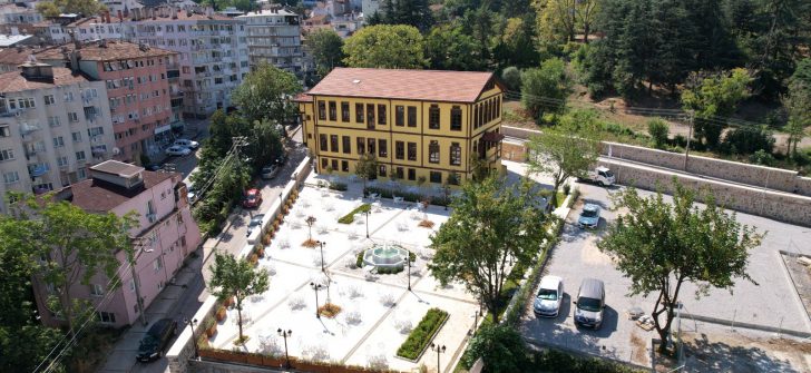 BURSA’DA 168 YILLIK TARİHİ BİNA, ALEV ALATLI ŞEHİR DÜŞÜNCE VE SANAT MERKEZİ OLDU